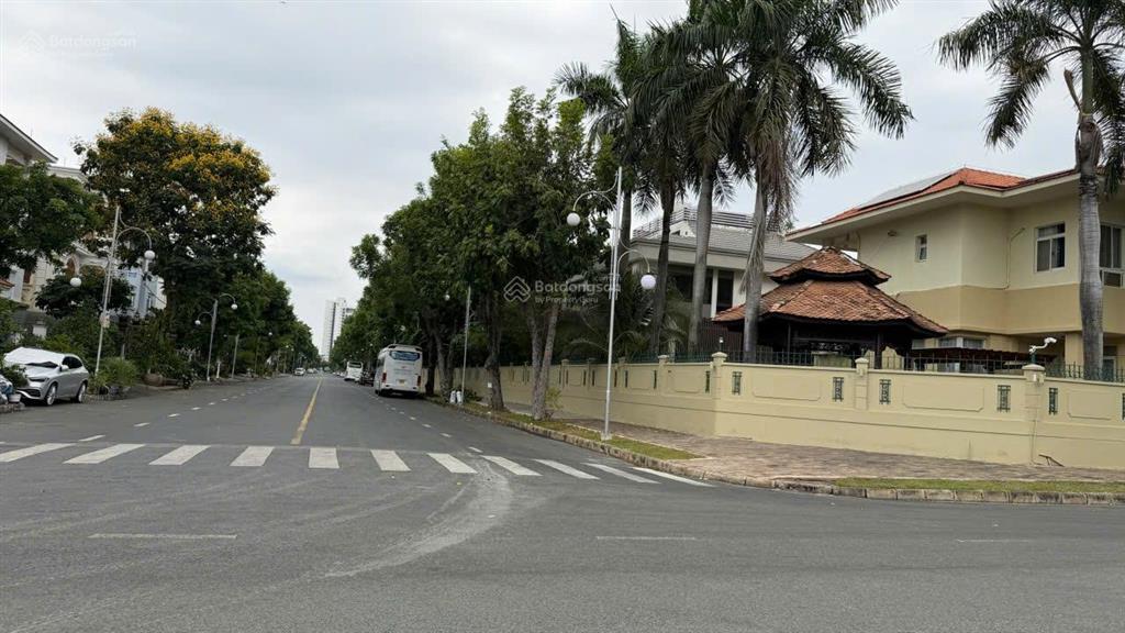 Bán biệt thự phú gia, 1 hà huy tập, phú mỹ hưng, quận 7, 330m2, 1 hầm, 3 tầng