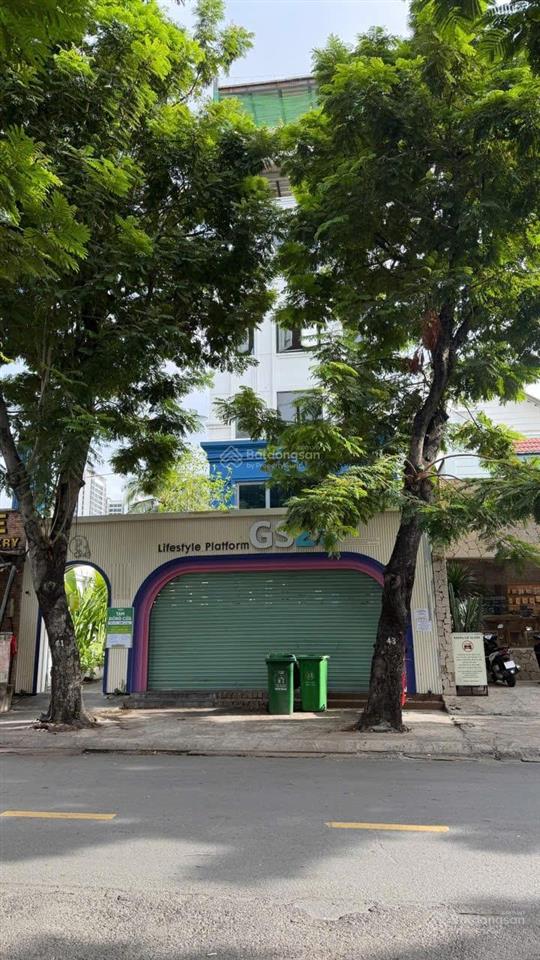 Cho thuê nhà mt xuân thủy, 9x30, 270m2, 1 hầm, 6 tầng, 400 triệu/tháng