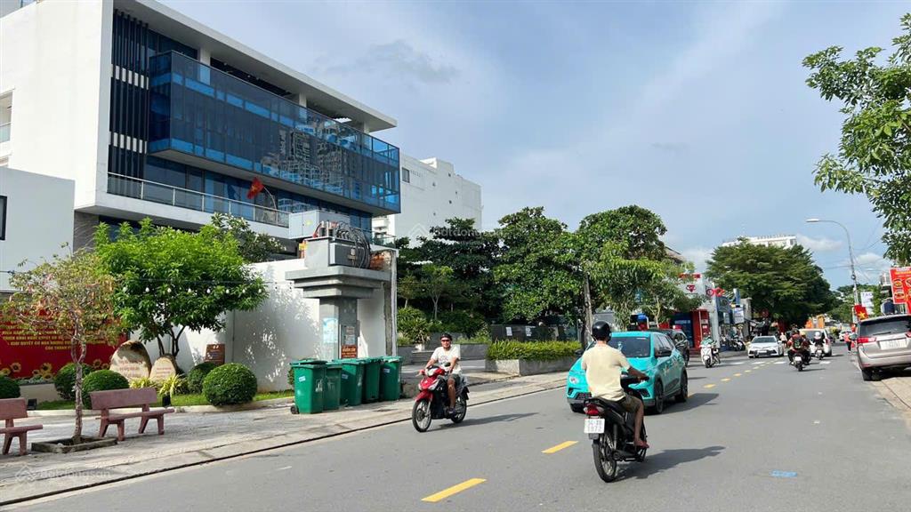Cho thuê nhà mt xuân thủy, 9x30, 270m2, 1 hầm, 6 tầng, 400 triệu/tháng