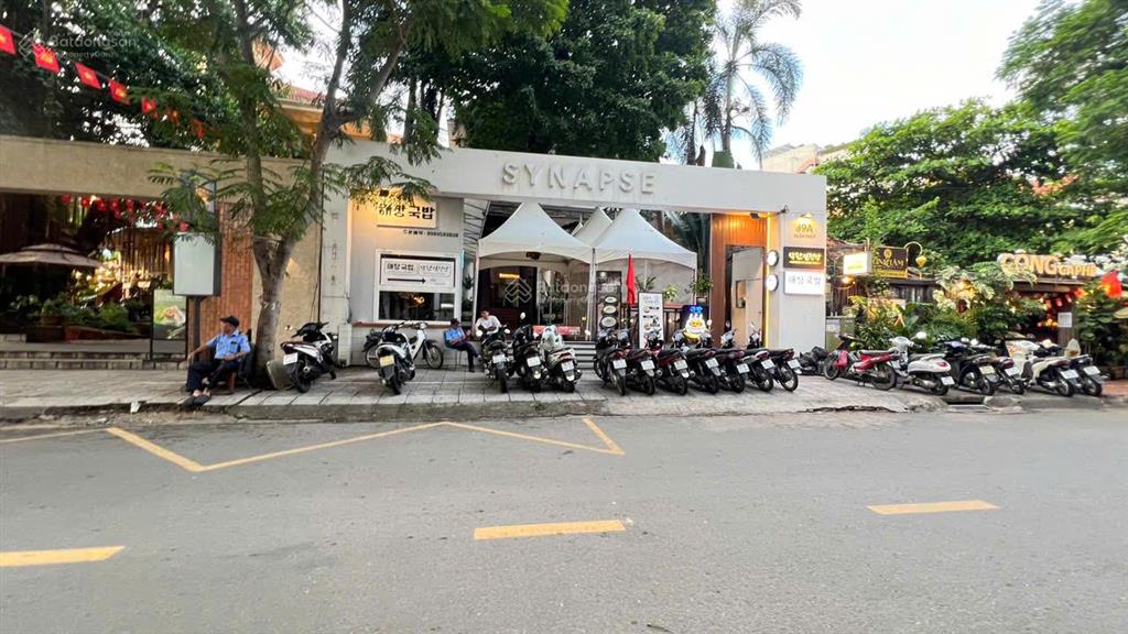 Bán nhà mt 93 xuân thủy, 20x45, 900m2, 260m2 thổ cư, 1 hầm, 3 tầng, 402 tỷ