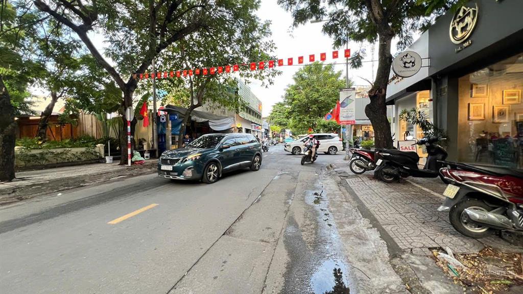 Bán nhà mt 93 xuân thủy, 20x45, 900m2, 260m2 thổ cư, 1 hầm, 3 tầng, 402 tỷ