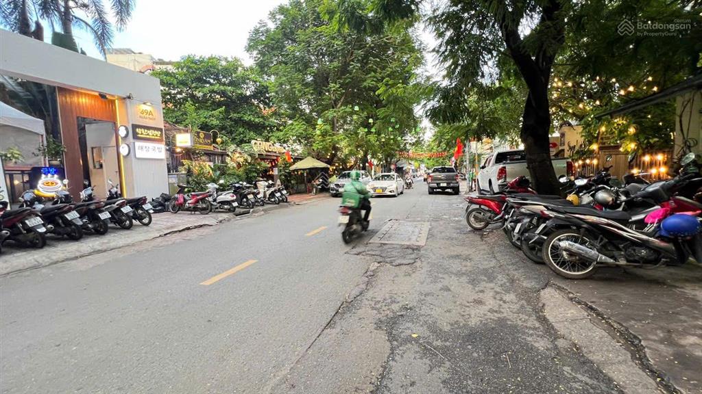 Bán nhà mt 93 xuân thủy, 20x45, 900m2, 260m2 thổ cư, 1 hầm, 3 tầng, 402 tỷ