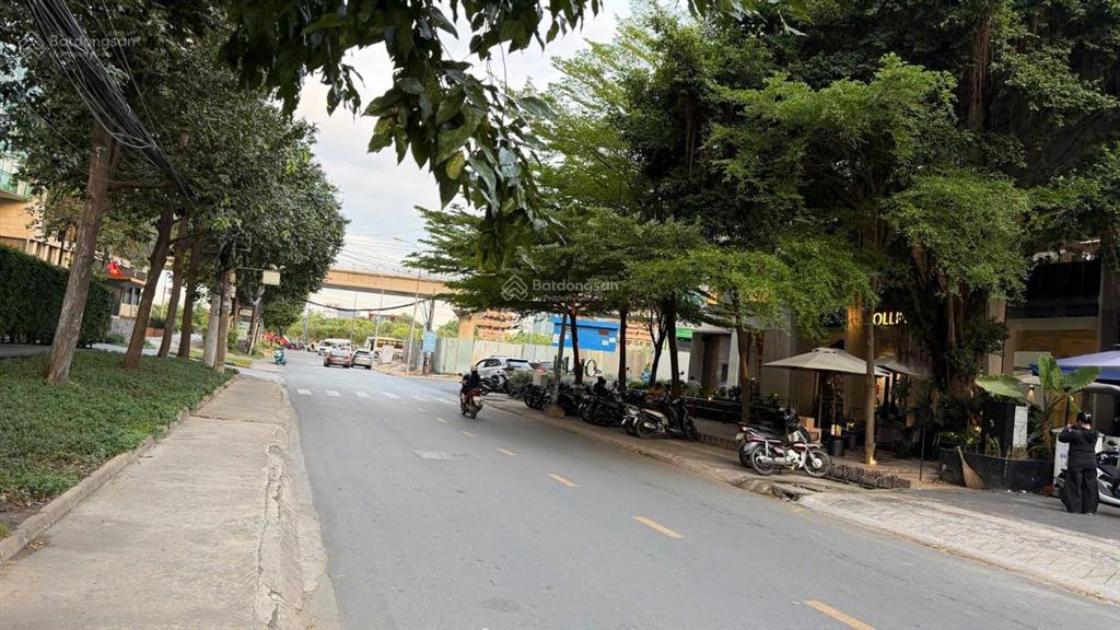 Bán đất mt 7 giang văn minh, 12x20m, 240m2, gần vincom thảo điền, 66 tỷ