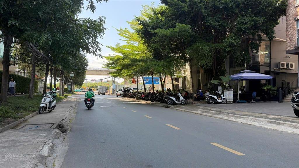 Bán đất mt 7 giang văn minh, 12x20m, 240m2, gần vincom thảo điền, 66 tỷ