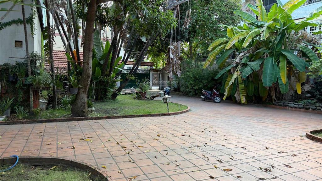 Cho thuê villa xuân thủy, 1400m², 1 lầu, 4pn, 4wc, có hồ bơi, 260 triệu/tháng