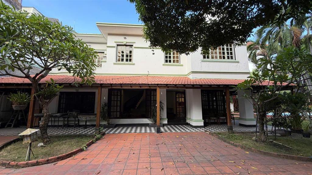 Cho thuê villa xuân thủy, 1400m², 1 lầu, 4pn, 4wc, có hồ bơi, 260 triệu/tháng