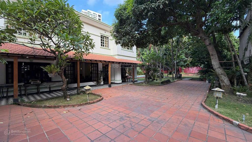 Cho thuê villa xuân thủy, 1400m², 1 lầu, 4pn, 4wc, có hồ bơi, 260 triệu/tháng