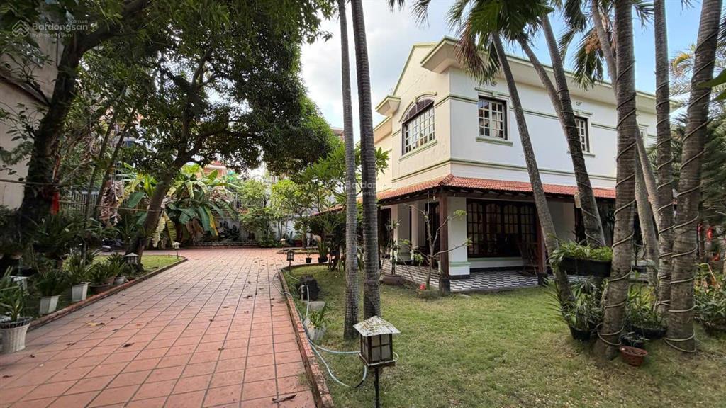 Cho thuê villa xuân thủy, 1400m², 1 lầu, 4pn, 4wc, có hồ bơi, 260 triệu/tháng