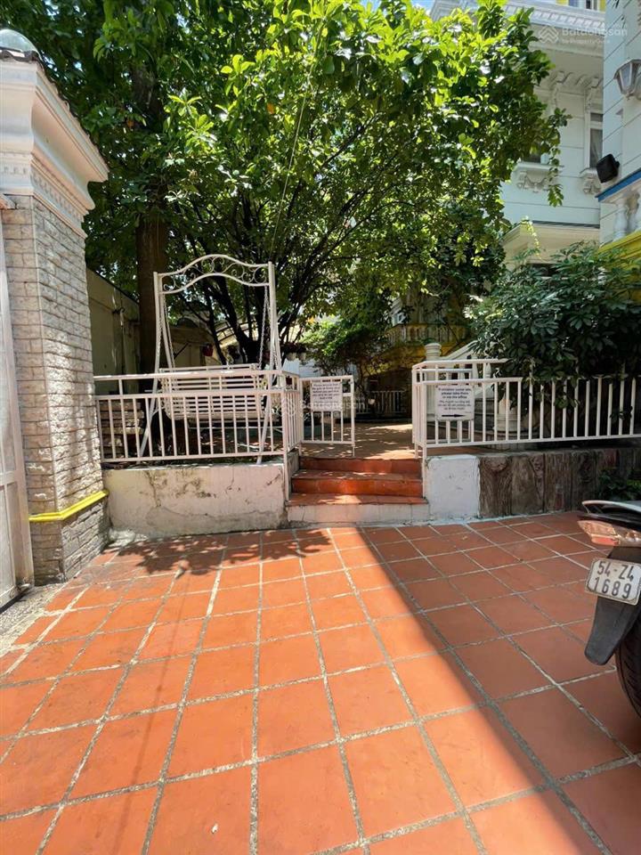 Cho thuê nhà 2mt lê thước, 20x25, 4 tầng, 300 triệu/tháng