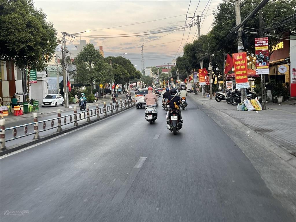 Cần bán nhà mặt tiền đường nguyễn ái quốc gần ngã tư tân phong, dt 10x30m, giá 20 tỷ
