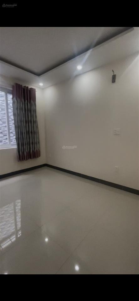 Nhà hàng hiếm 4 tầng mặt tiền đường 40 linh đông. 8,9 tỉ.