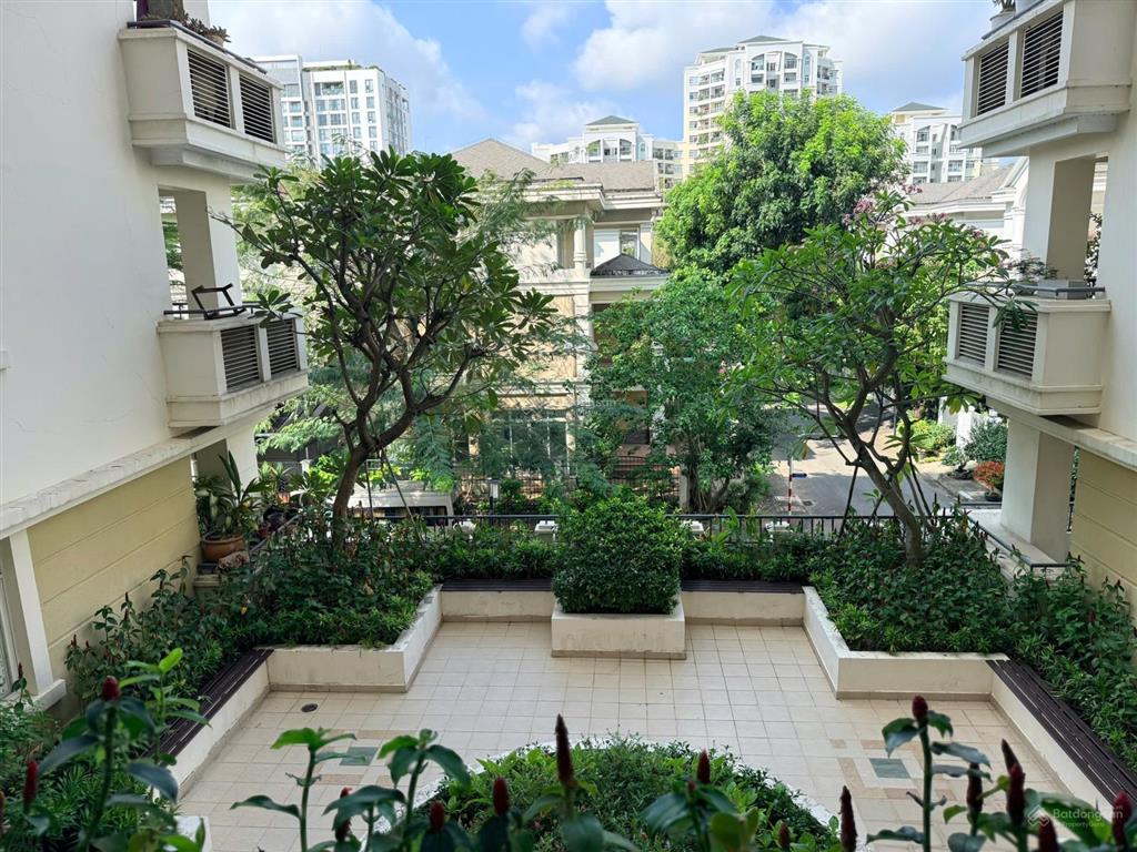 Bán căn góc cảnh viên 2, 3 phòng ngủ, 118m2 lầu cao giá 10 tỷ