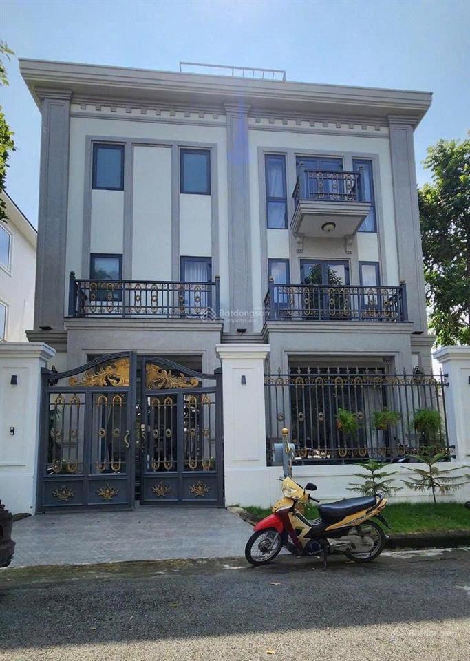 Cho thuê biệt thự phú mỹ hưng 15x18m 6pn hầm thang máy hồ bơi giá 130 triệu/tháng