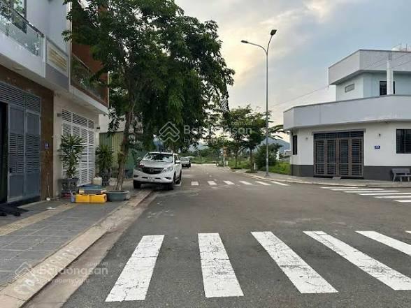Hiếm có!! lô góc mt tân thái 6, đường 5m5, gần biển