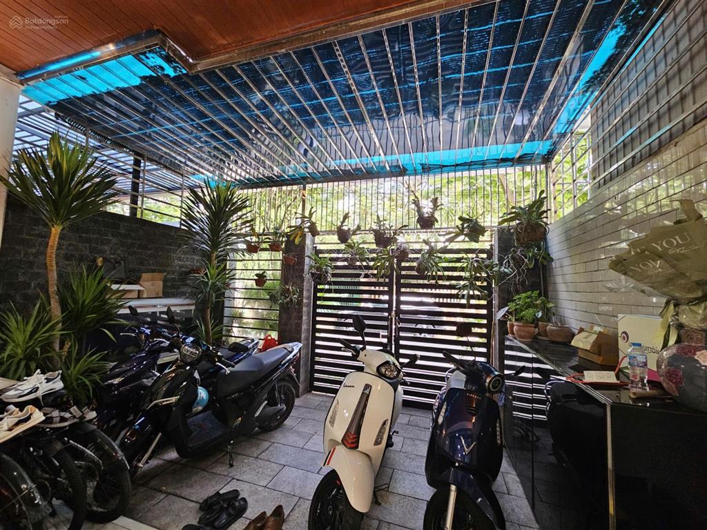 Bán nhà 2,5 tầng, xây dựng kiên cố, móng 3 tầng, sân thượng trồng cây, mái che 50% khung inox 304