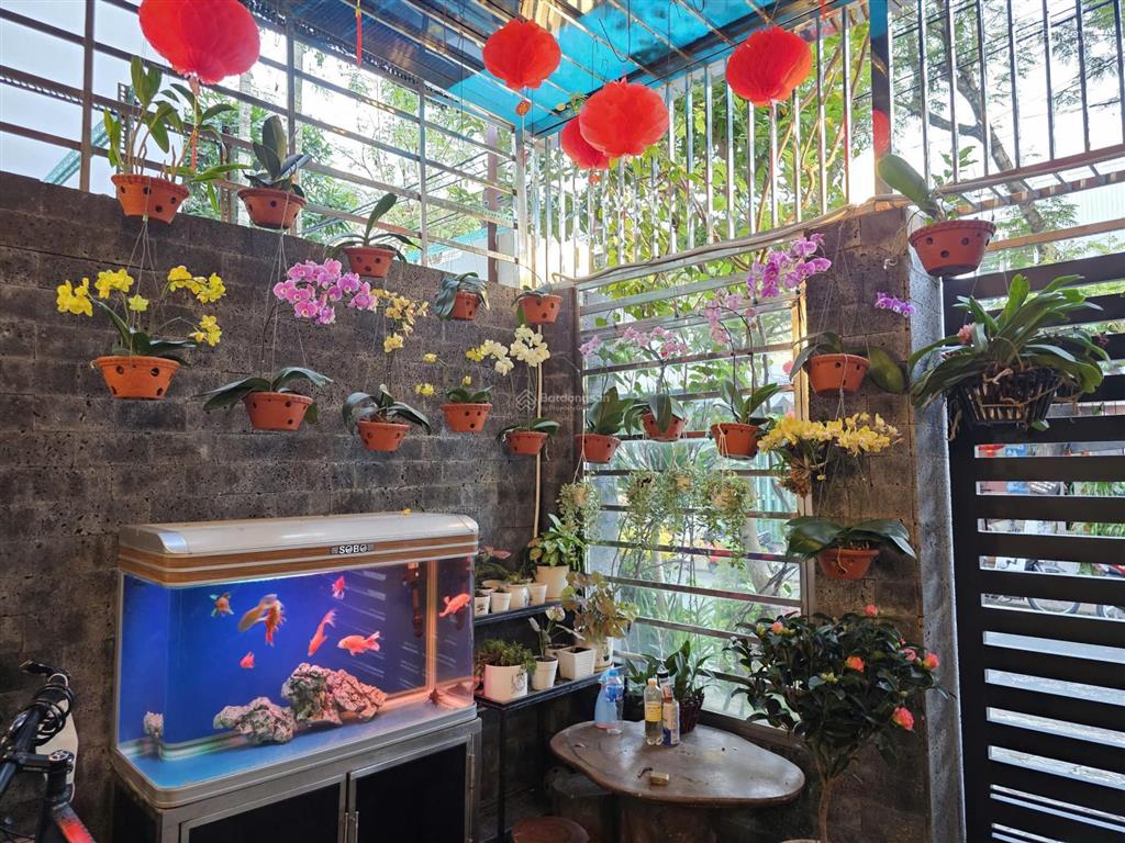 Bán nhà 2,5 tầng, xây dựng kiên cố, móng 3 tầng, sân thượng trồng cây, mái che 50% khung inox 304