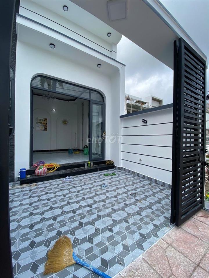 NHÀ C4 KDC HOÀNG HẢO MỚI XÂY ĐỐI DIỆN HỒ BƠI