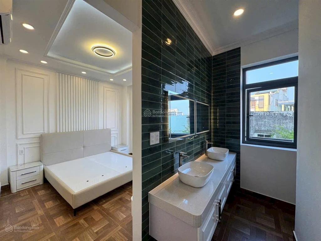 Nhà mới xây 3 tầng có thang máy 7,9tỷ ngay ngã tư huỳnh tấn phát và phú thuận