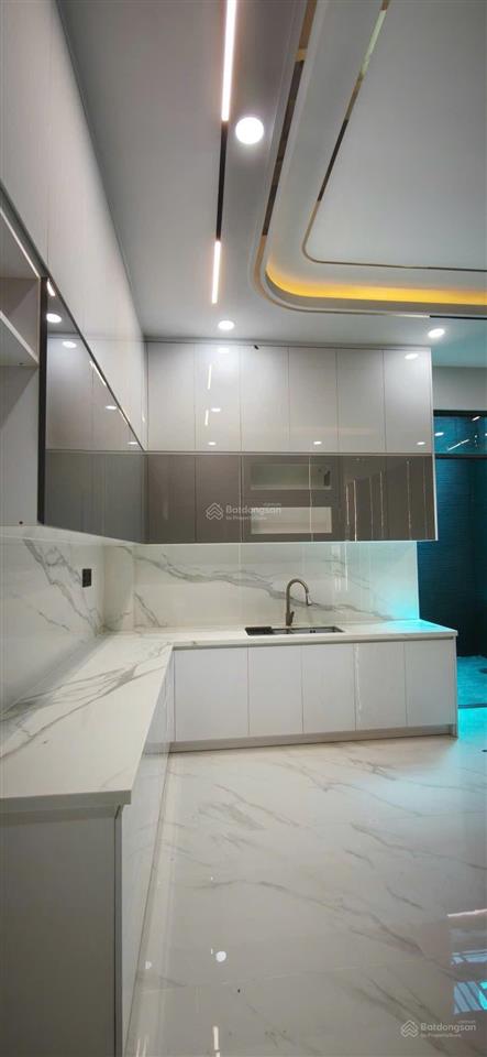 Giảm 2,5 tỷ bán nhà mặt tiền kd phú mỹ quận 7, 4 tầng có thang máy