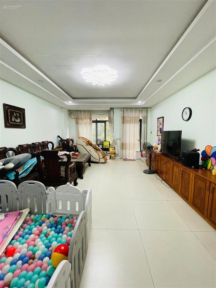 Chủ cần bán căn nhà phố đẹp sổ hồng đối diện công viên 0902 454 ***