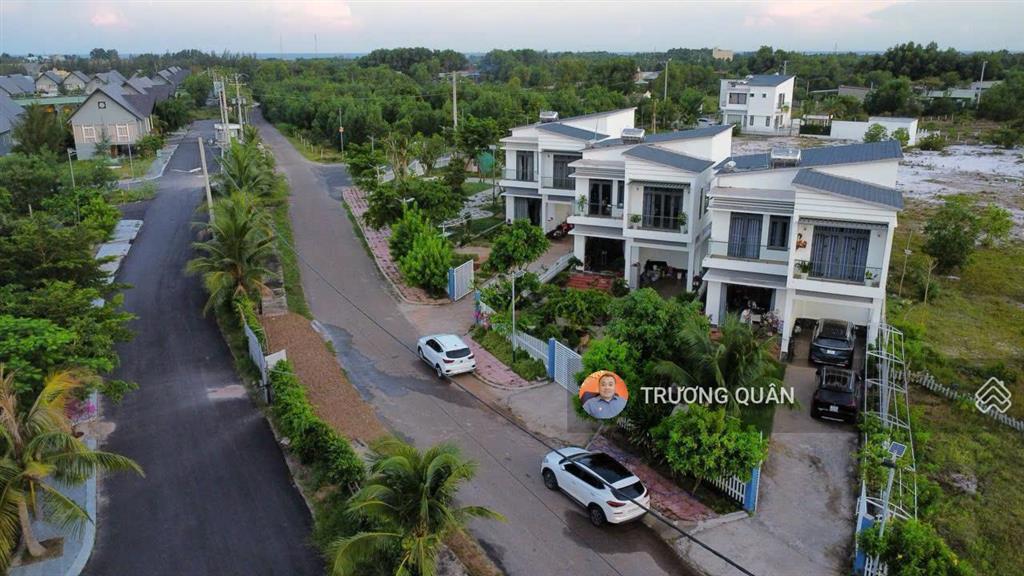 Bán khu nghỉ dưỡng 4.000m2 bình châu 0902 454 *** sẵn 3 villa gần biển