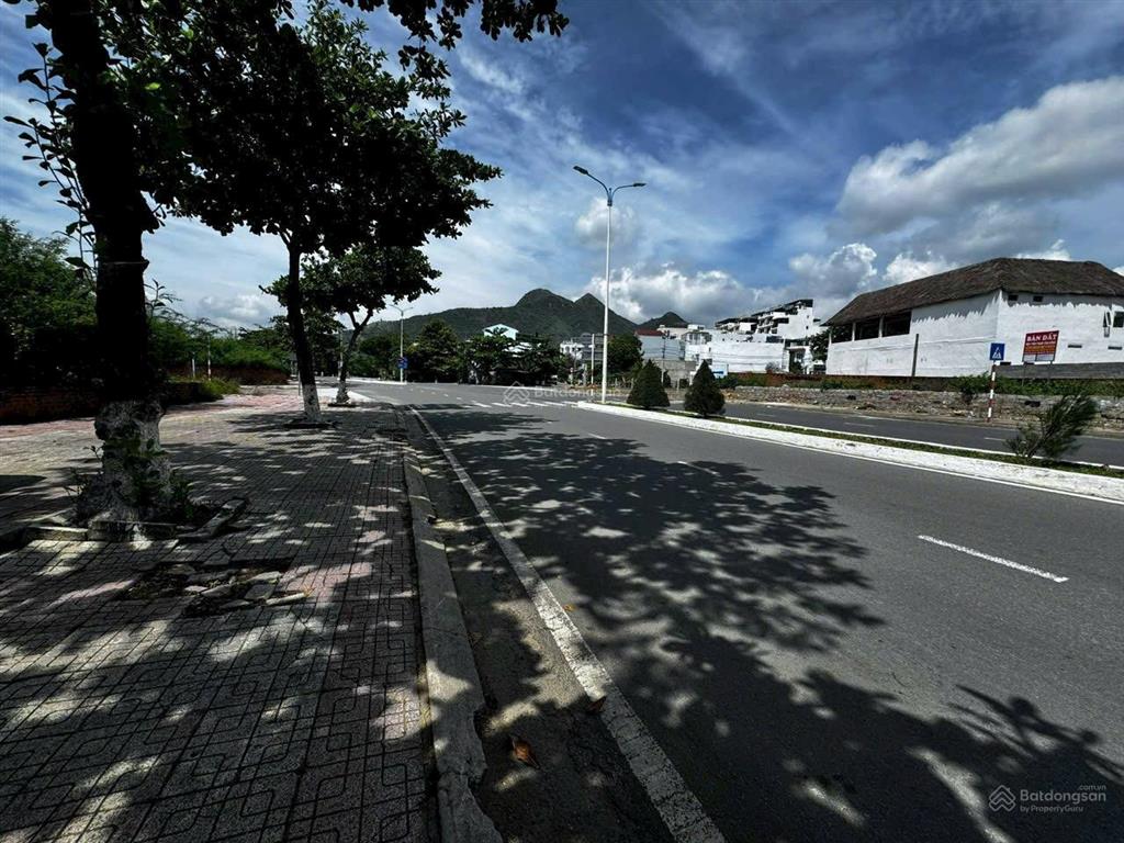 Mặt tiền phạm văn đồng  kđt vĩnh hoà, phường bắc nha trang  334,1 m2  giá 72 triệu/m2