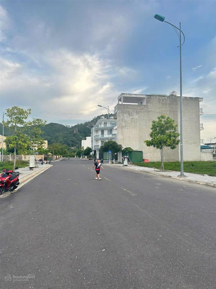 Bán lô đất đẹp kđt nam vĩnh hải 103,8m2 ngang 5m  giá 37 triệu/m2