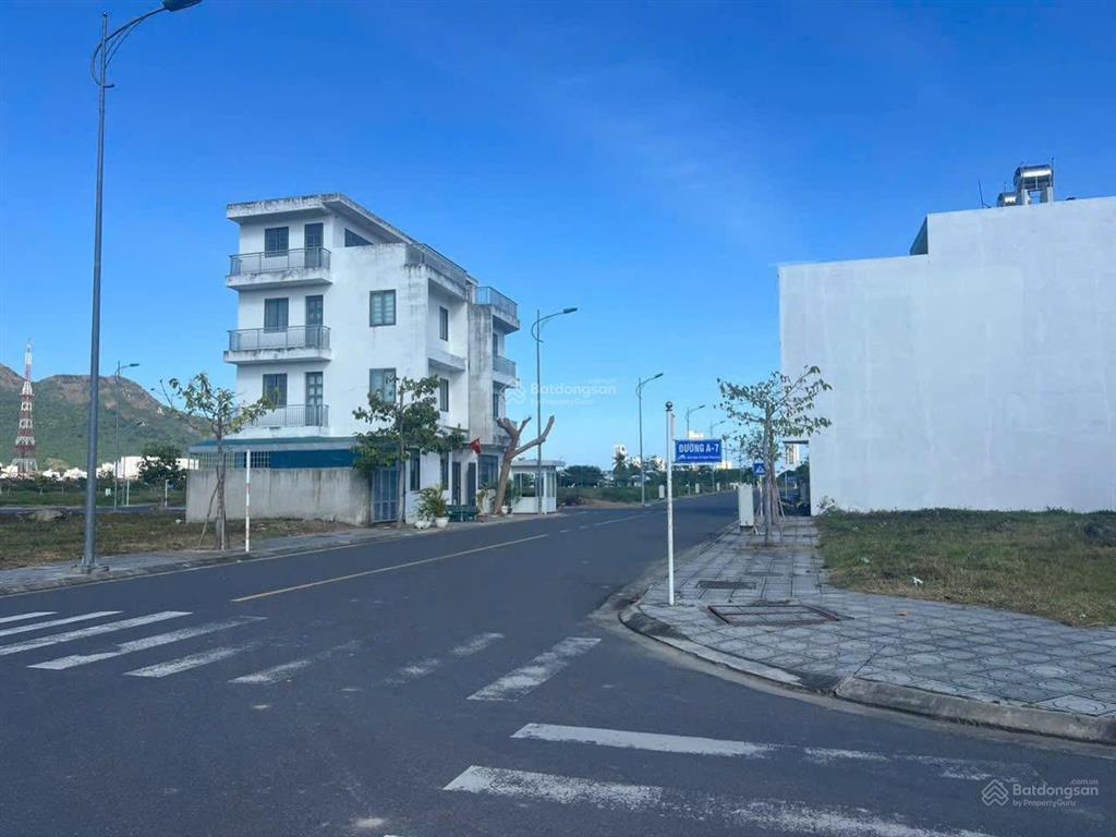 Bán lô đất đẹp kđt nam vĩnh hải 103,8m2 ngang 5m  giá 37 triệu/m2
