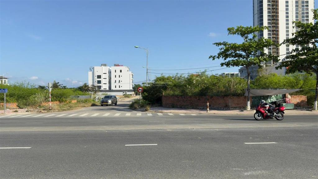 Bán đất lô góc biệt thự phạm văn đồng + trần đăng kđt mới vĩnh hoà, nha trang 306,2m giá 75tr/m