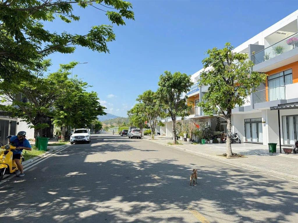 Nhà thô shophouse gói 8 đường 18m bán nhanh 7,3 tỷ.  0906 462 ***