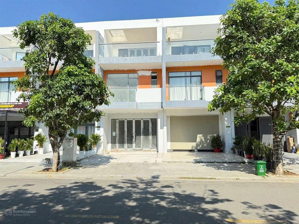 Nhà thô shophouse gói 8 đường 18m bán nhanh 7,3 tỷ.  0906 462 ***