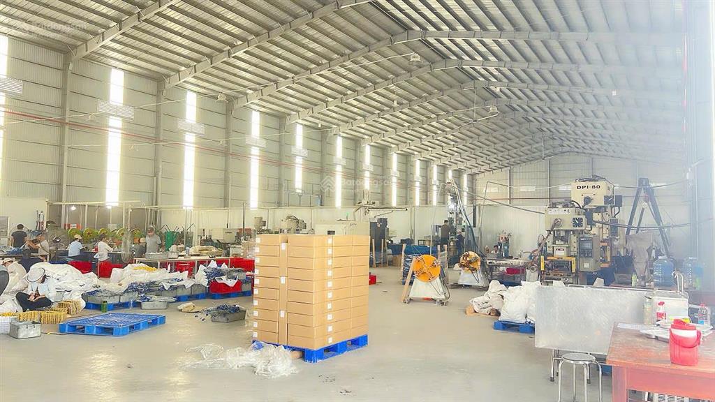 Cho thuê kho tại long an mới xây  diện tích 5.000m2 đầy đủ pccc, điện 3pha. giá thuê 60.000đ/m2/th