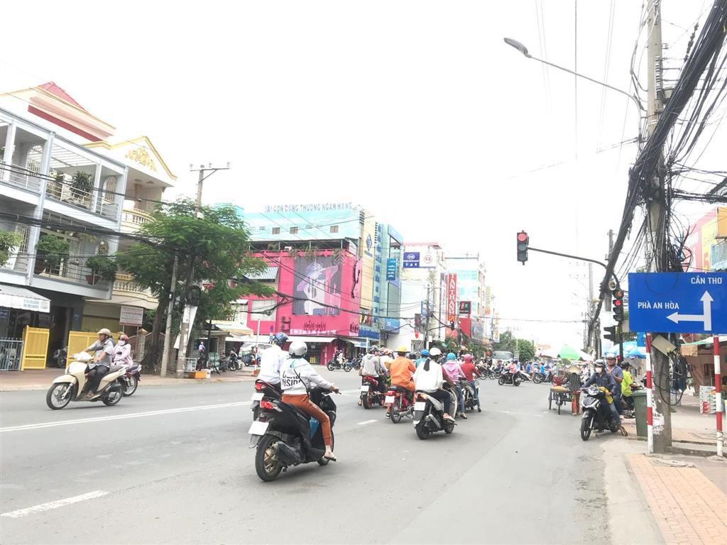 Cho thuê mặt bằng trần hưng đạo, long xuyên. mặt tiền 10m ngay ngã tư đèn 4 ngọn