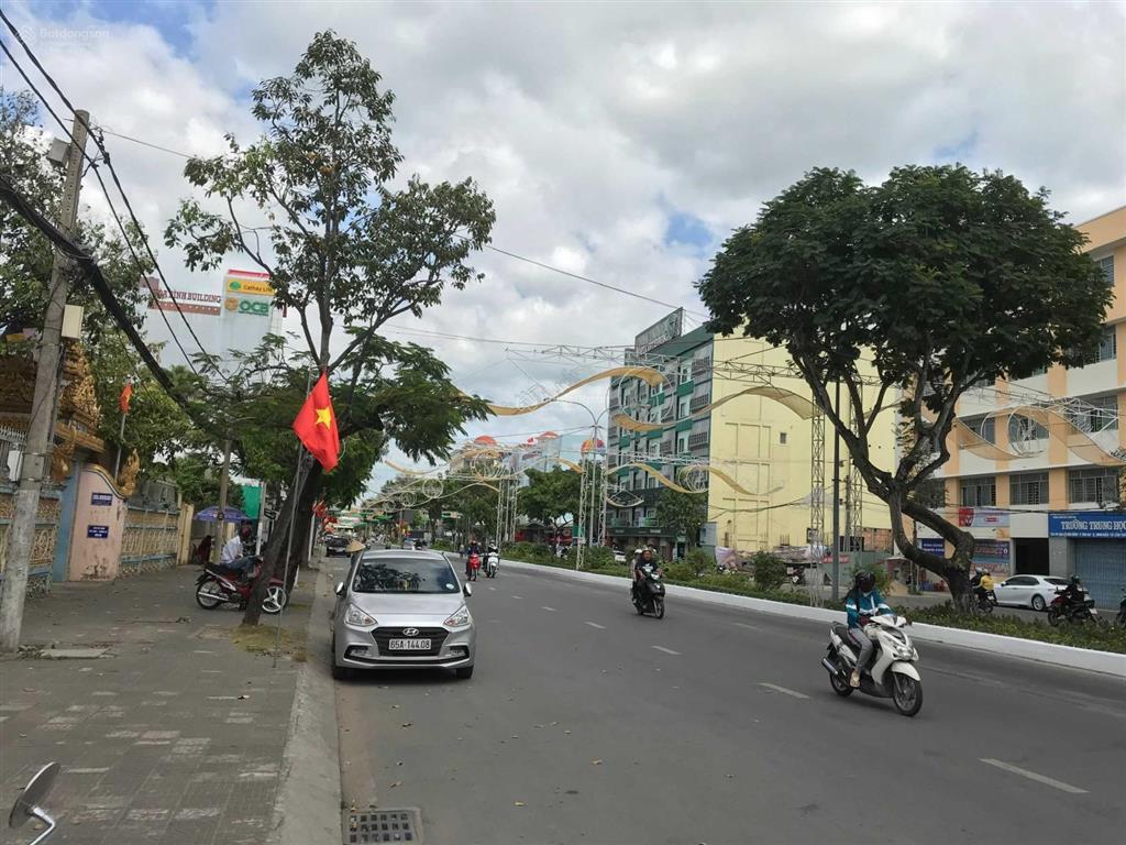 Cho thuê mặt bằng góc đại lộ hòa bình, mặt tiền 28m tổng hơn 1.000m2. siêu phẩm thị trên thị trường
