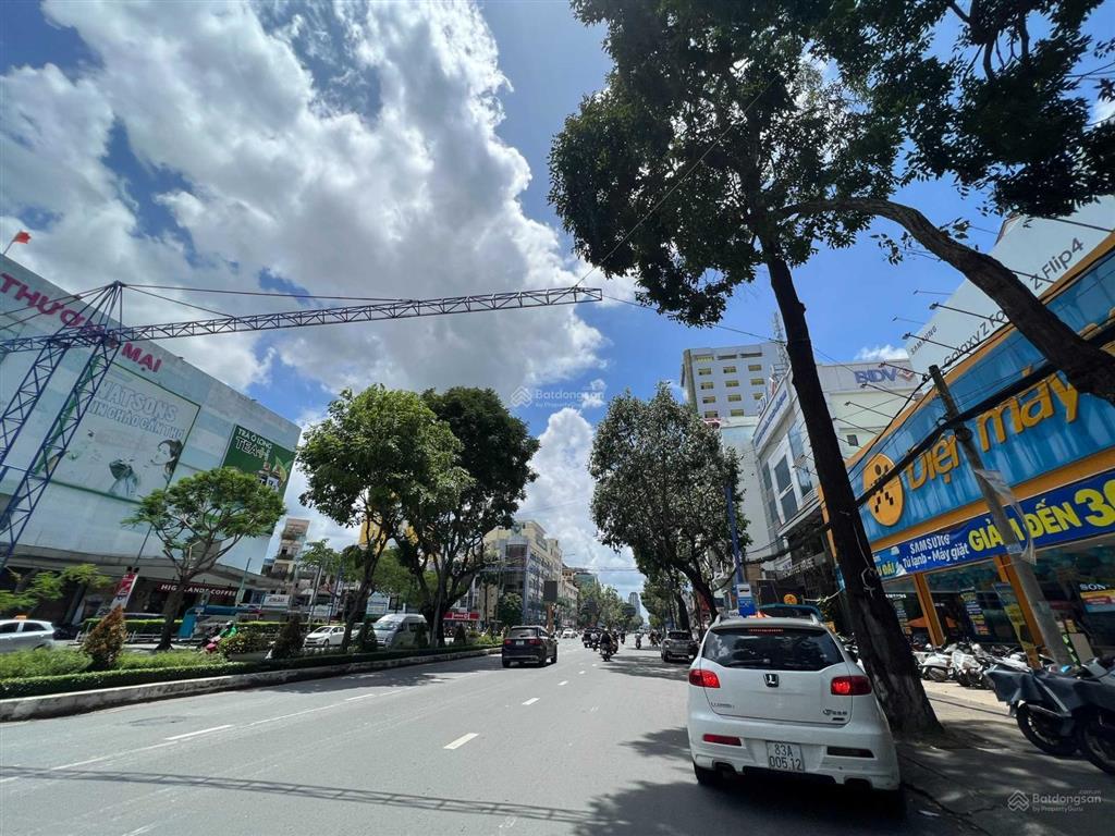 Cho thuê mặt bằng góc đại lộ hòa bình, mặt tiền 28m tổng hơn 1.000m2. siêu phẩm thị trên thị trường