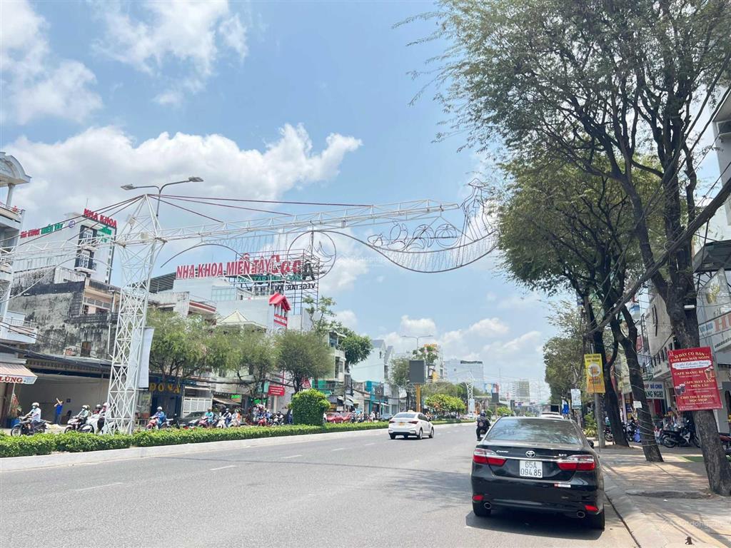 Cho thuê nhà 1 trệt 4 lầu mặt tiền 7m đại lộ hòa bình, trung tâm quận ninh kiều, tp cần thơ