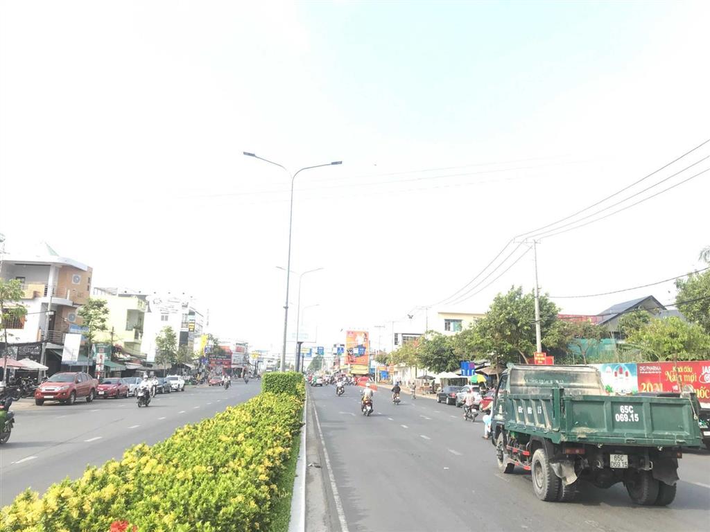 Cho thuê tòa nhà 1 hầm 3 tầng nổi tổng diện tích 4.800m2 tiêu chuẩn mall ngay trung tâm tpct