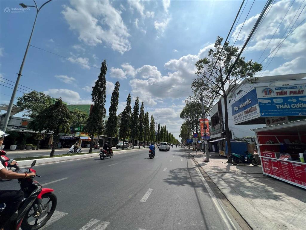 Cho thuê tòa nhà 1 hầm 3 tầng nổi tổng diện tích 4.800m2 tiêu chuẩn mall ngay trung tâm tpct