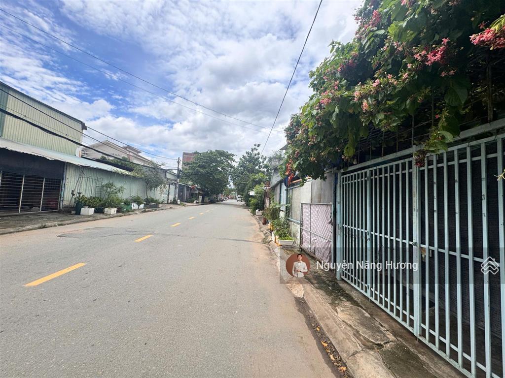 Nổi bật đất mặt tiền vành đai 2  thủ đức  dt 302m2 (ngang 20x22m) full thổ xây dựng cao tầng