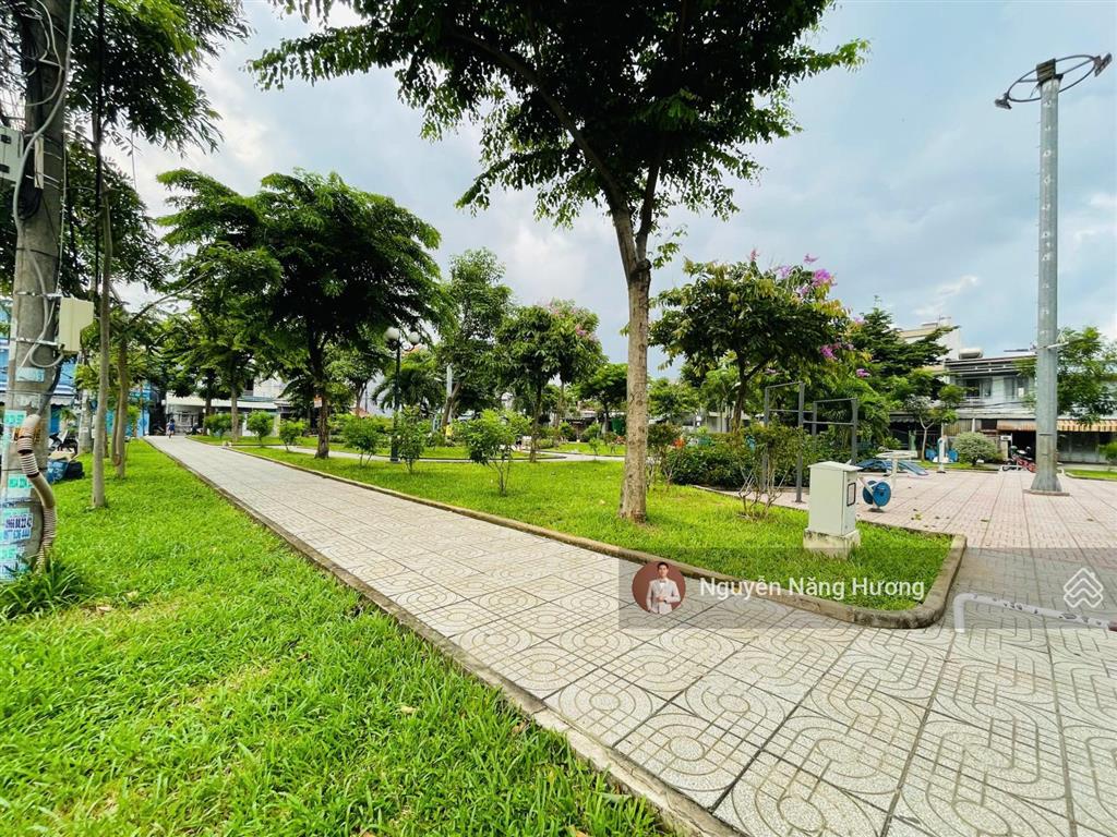 Nhà mặt tiền đường 15m đối diện công viên linh trung  dt 90m² (5 x 18m) giá chỉ 8,5 tỷ tl