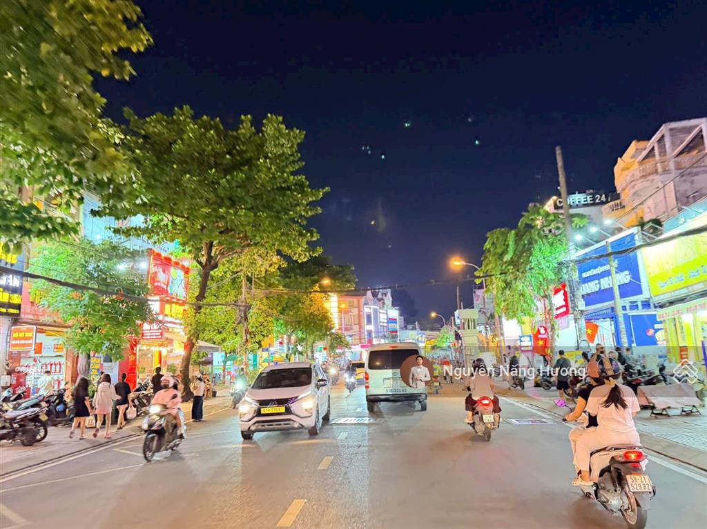 Đầu tư  nhà 3 tầng mặt tiền đường 8m ngay đại học ngân hàng  dt 240m2 (11 x 23m) không lộ giới