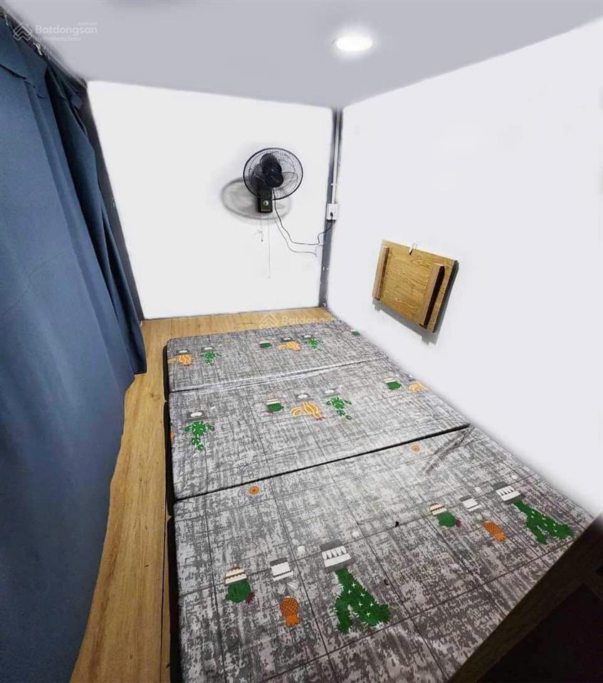 Ở ghép 4 bạn chung phòng. có vách ngăn riêng biệt. full nt, giá 1,2tr. đối diện hòa bình 7