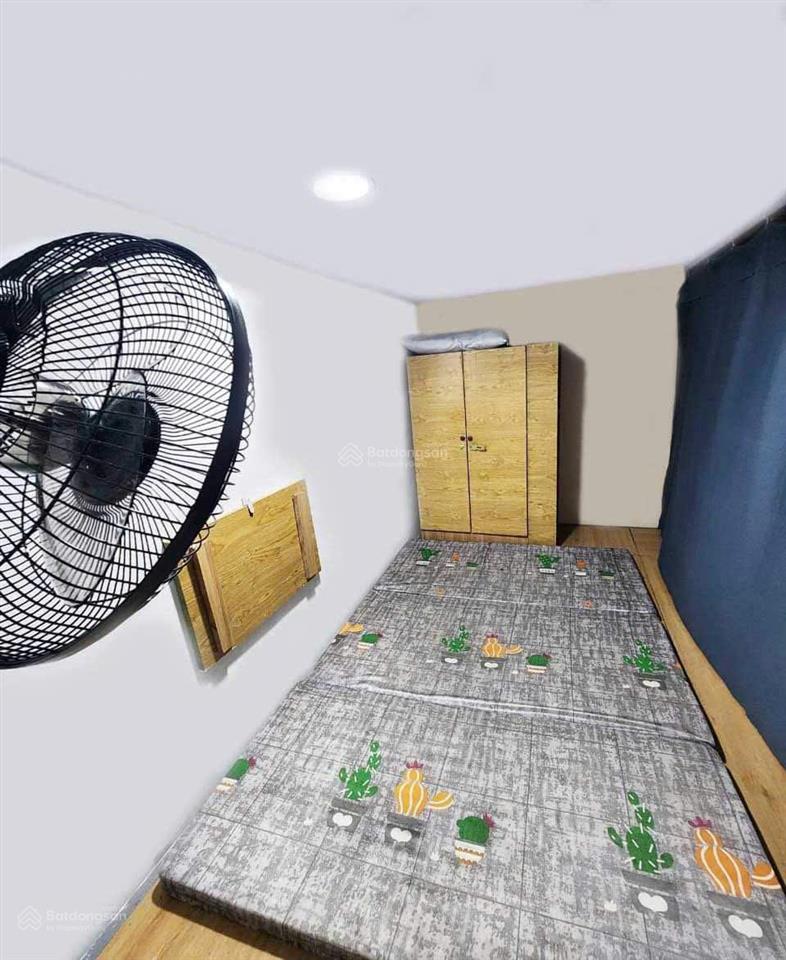 Ở ghép 4 bạn chung phòng. có vách ngăn riêng biệt. full nt, giá 1,2tr. đối diện hòa bình 7