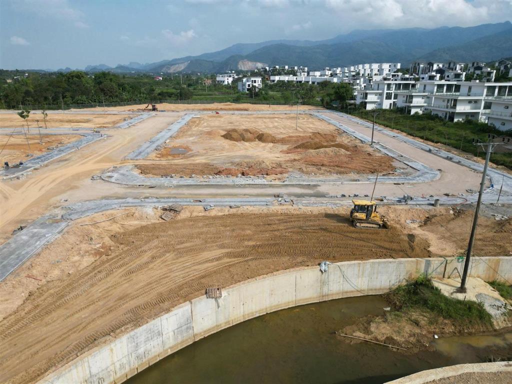 Biệt thự nghỉ dưỡng ven đô hà nội 176m2 giá chỉ 19,7 tr/m2, cạnh vành đai 5 sẵn sổ đỏ lâu dài