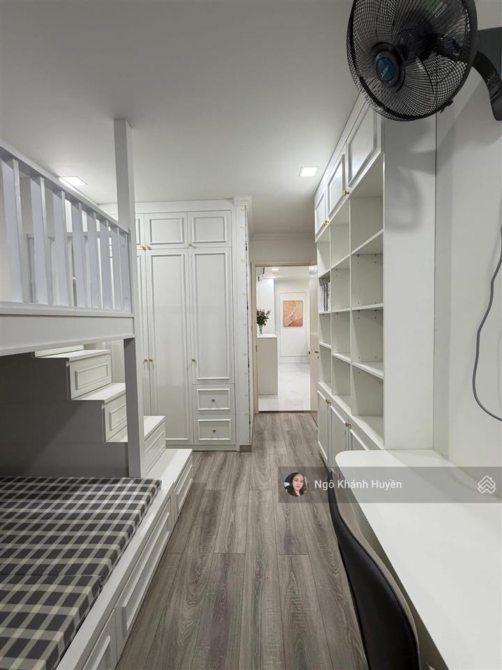 Bán gấp 2 phòng ngủ vinhomes  92m2 cực thoáng đã có sổ hồng.  0901 692 ***