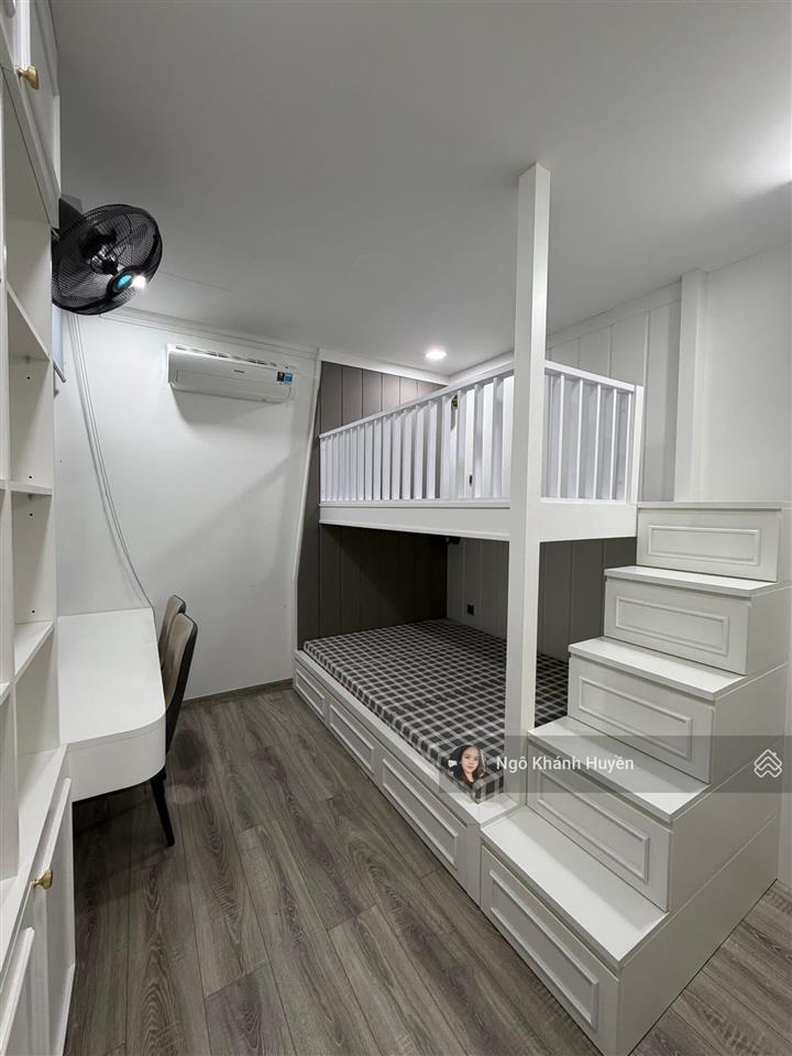 Bán gấp 2 phòng ngủ vinhomes  92m2 cực thoáng đã có sổ hồng.  0901 692 ***