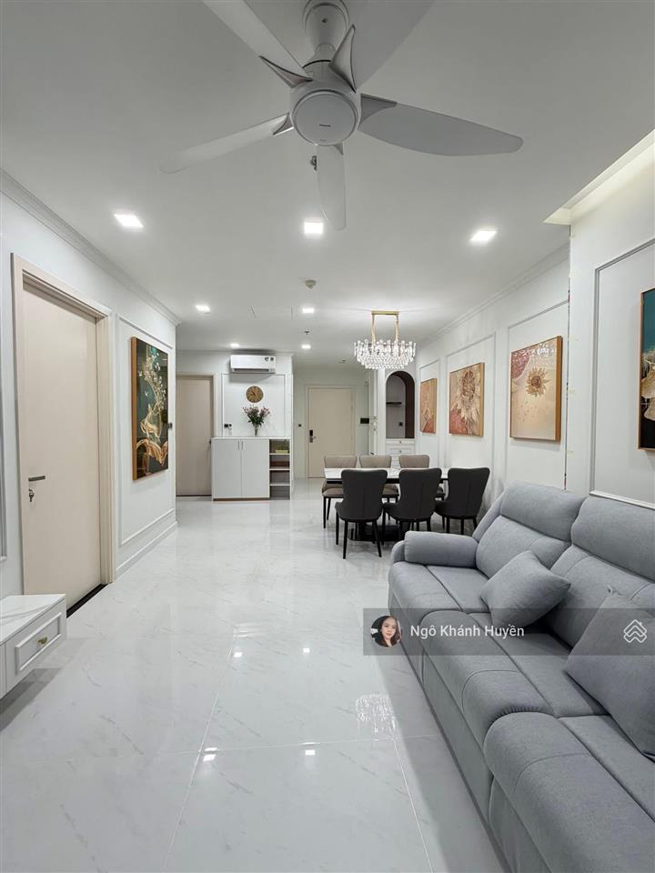 Bán gấp 2 phòng ngủ vinhomes  92m2 cực thoáng đã có sổ hồng.  0901 692 ***