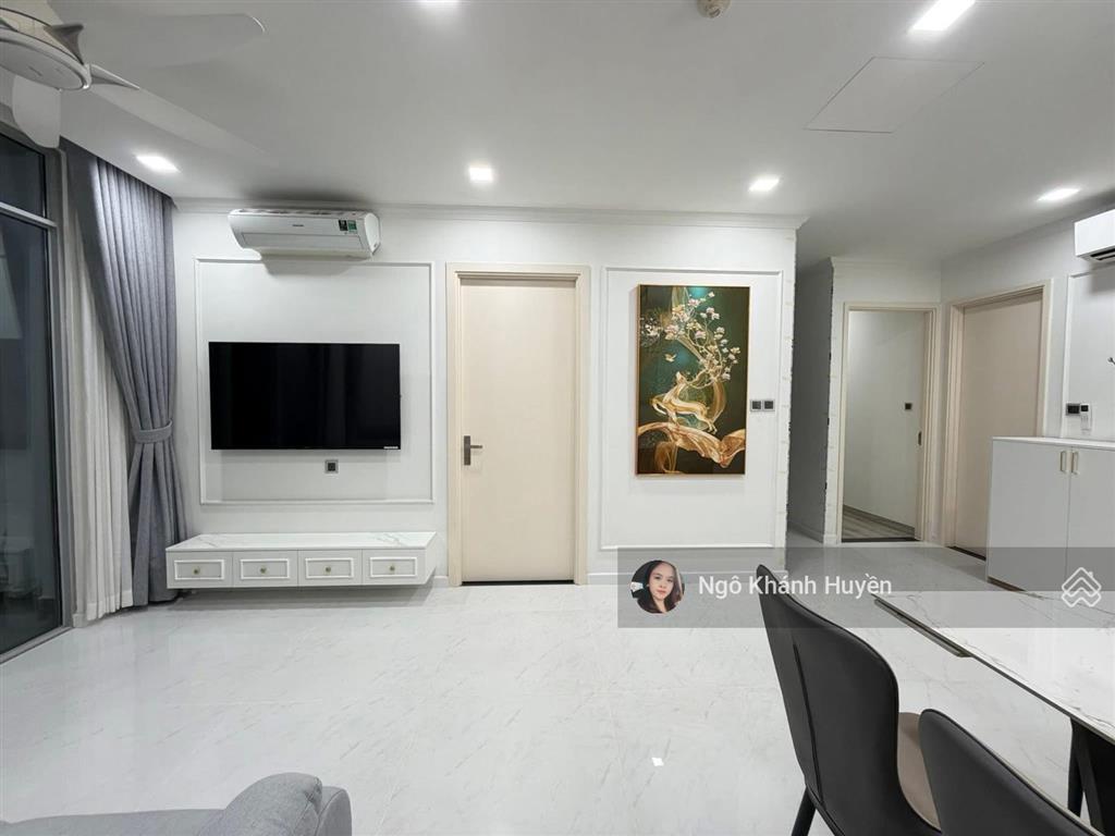 Bán gấp 2 phòng ngủ vinhomes  92m2 cực thoáng đã có sổ hồng.  0901 692 ***