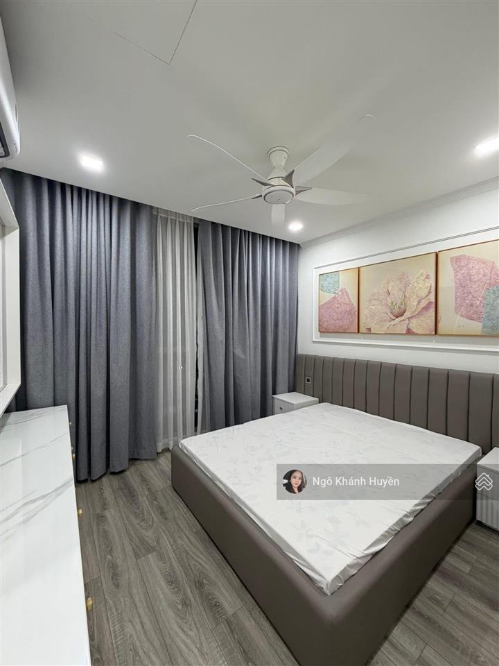 Bán gấp 2 phòng ngủ vinhomes  92m2 cực thoáng đã có sổ hồng.  0901 692 ***
