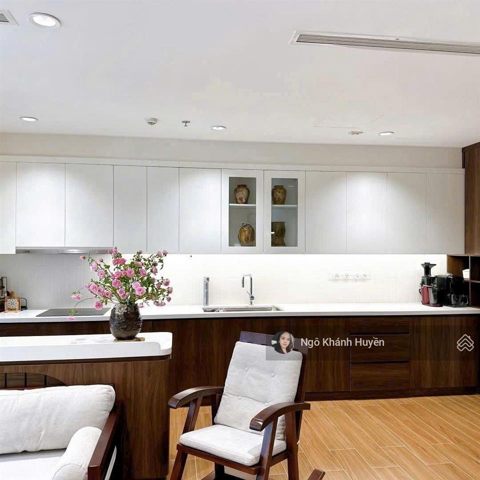 Bán căn hộ cao cấp 3 phòng ngủ 116m2 sổ hồng sẵn sàng, nhà đẹp ở ngay tại vinhomes central park